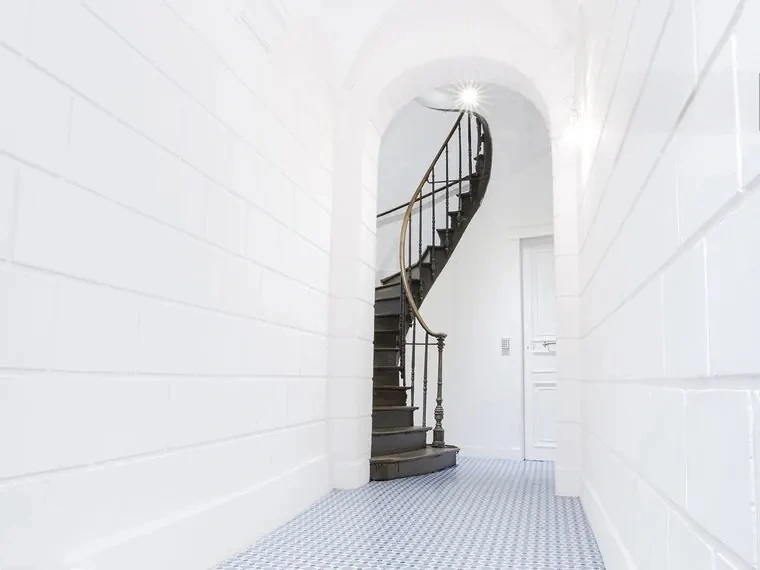 L'entrée du bureau de Pau, rue Montpensier, et son escalier en colimaçon